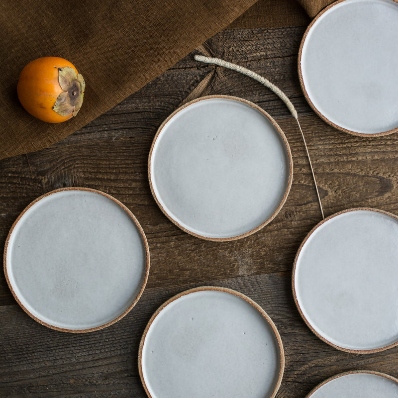 Petite assiette en grès chamotté blanc par Marie de l'Atelier M. en vente chez Brutal Ceramics