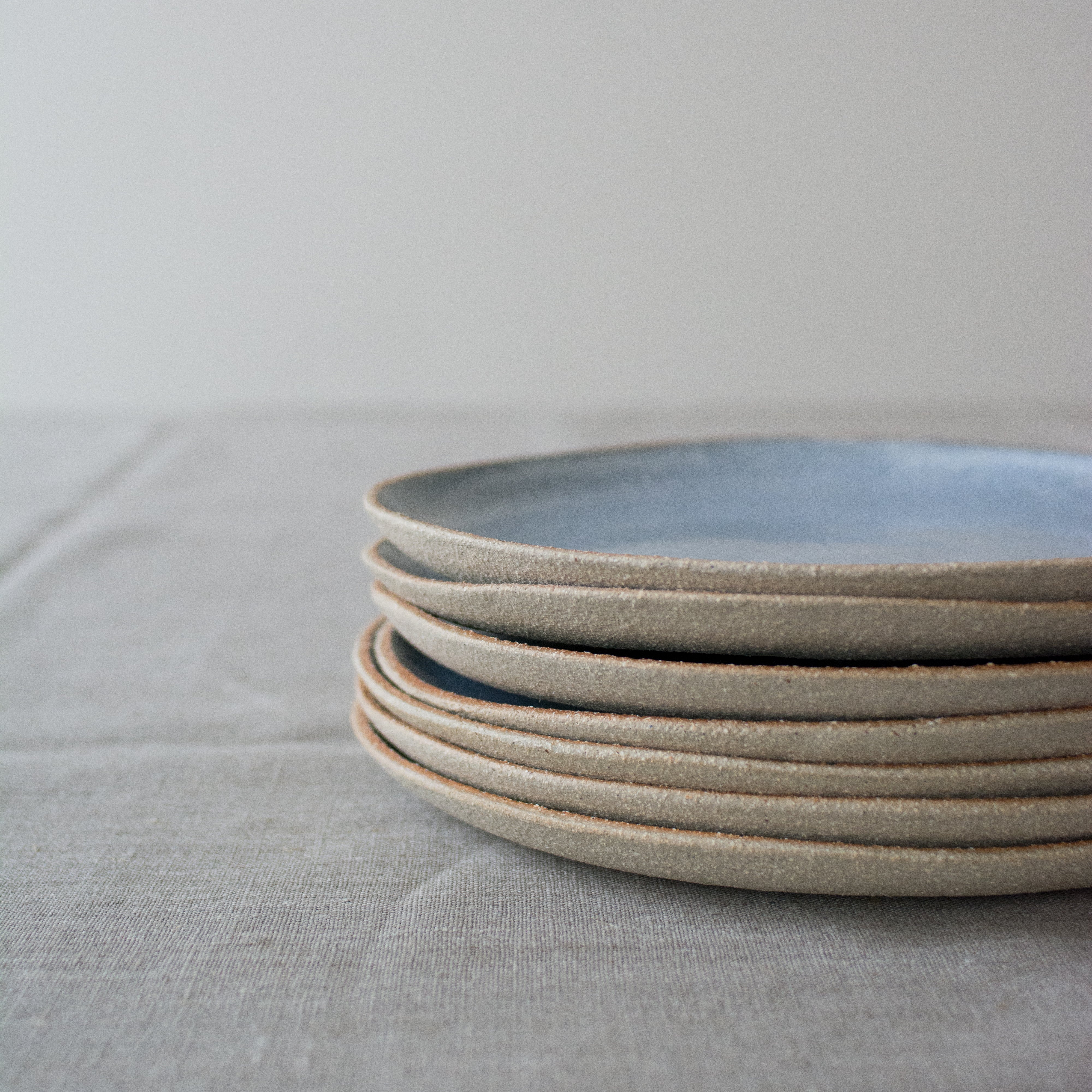 Assiette à dîner en grès chamotté bleu nuage par Marie de l'Atelier M. en vente chez Brutal Ceramics