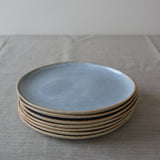 Assiette à dîner en grès chamotté bleu nuage par Marie de l'Atelier M. en vente chez Brutal Ceramics