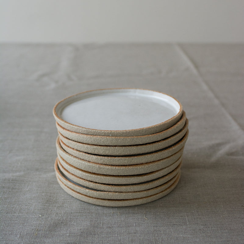 Petite assiette en grès chamotté blanc par Marie de l'Atelier M. en vente chez Brutal Ceramics