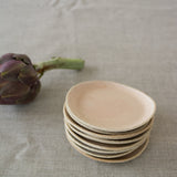 Assiette amuse bouche rose de L'Atelier M, chez Brutal Ceramics
