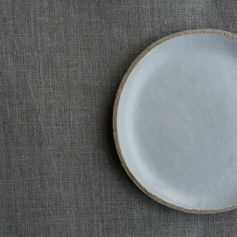 Assiette amuse bouche blanc mat de L'Atelier M, chez Brutal Ceramics