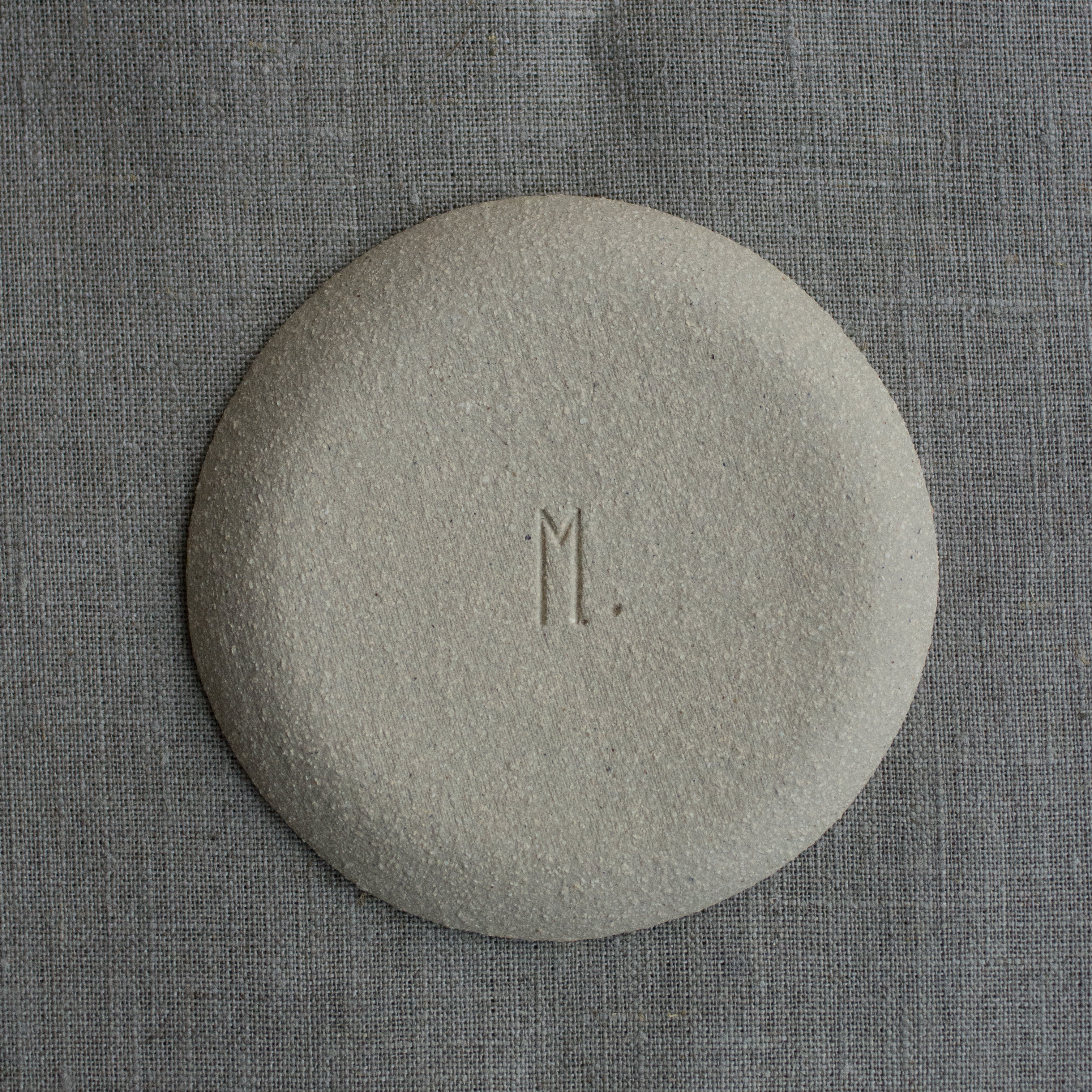 Assiette amuse bouche rose de L'Atelier M, chez Brutal Ceramics