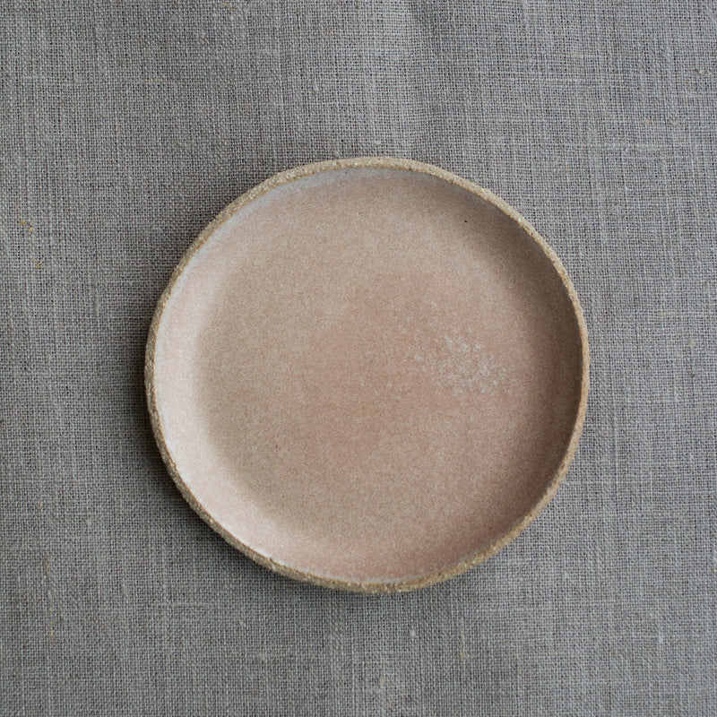 Assiette amuse bouche rose de L'Atelier M, chez Brutal Ceramics