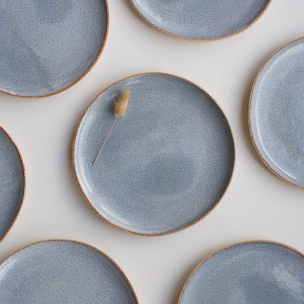 Assiette à dîner en grès chamotté bleu nuage par Marie de l'Atelier M. en vente chez Brutal Ceramics