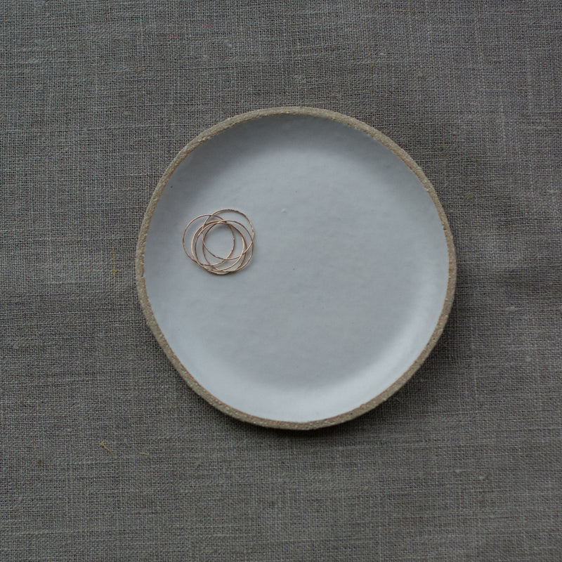 Assiette amuse bouche blanc mat de L'Atelier M, chez Brutal Ceramics