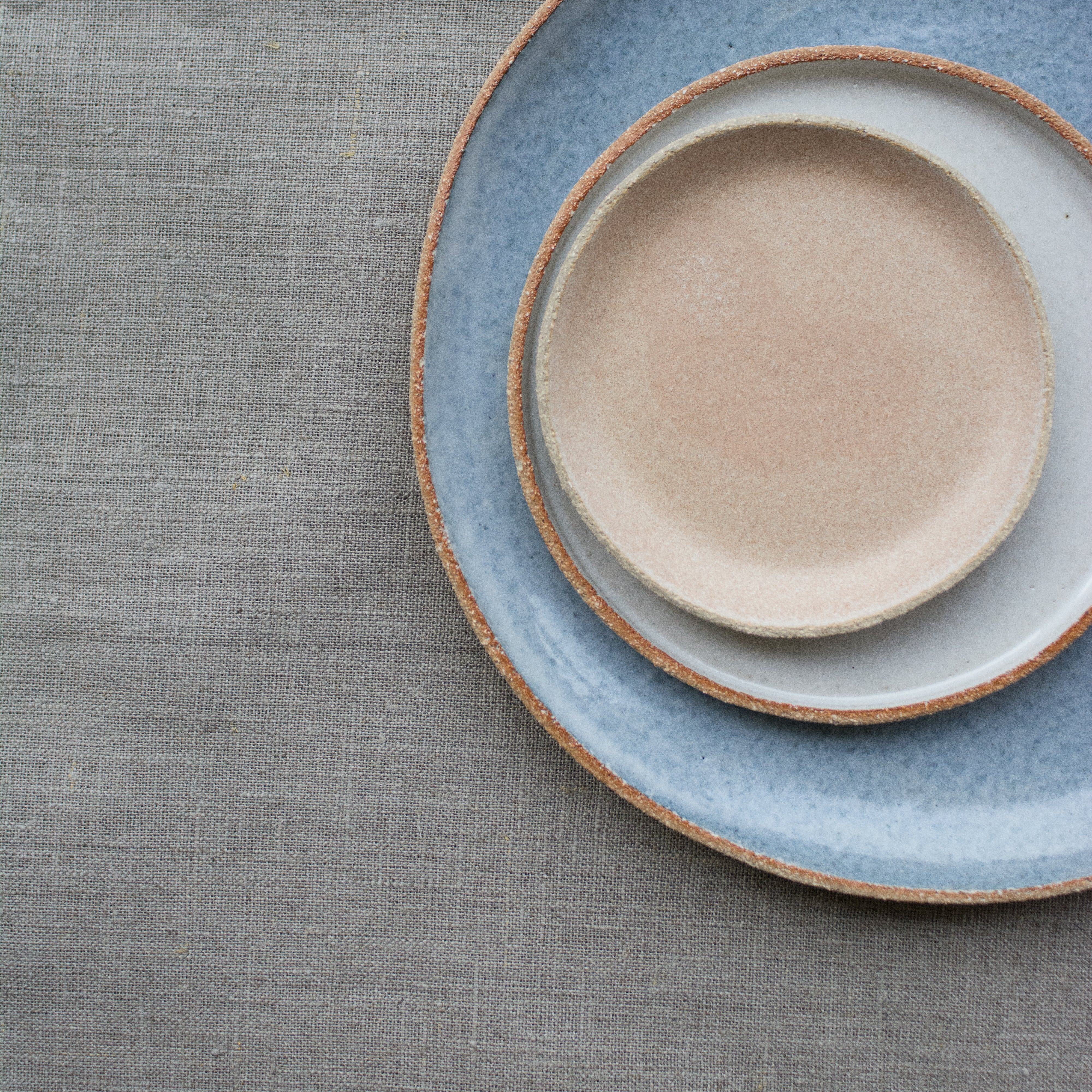 Assiette amuse bouche rose de L'Atelier M, chez Brutal Ceramics