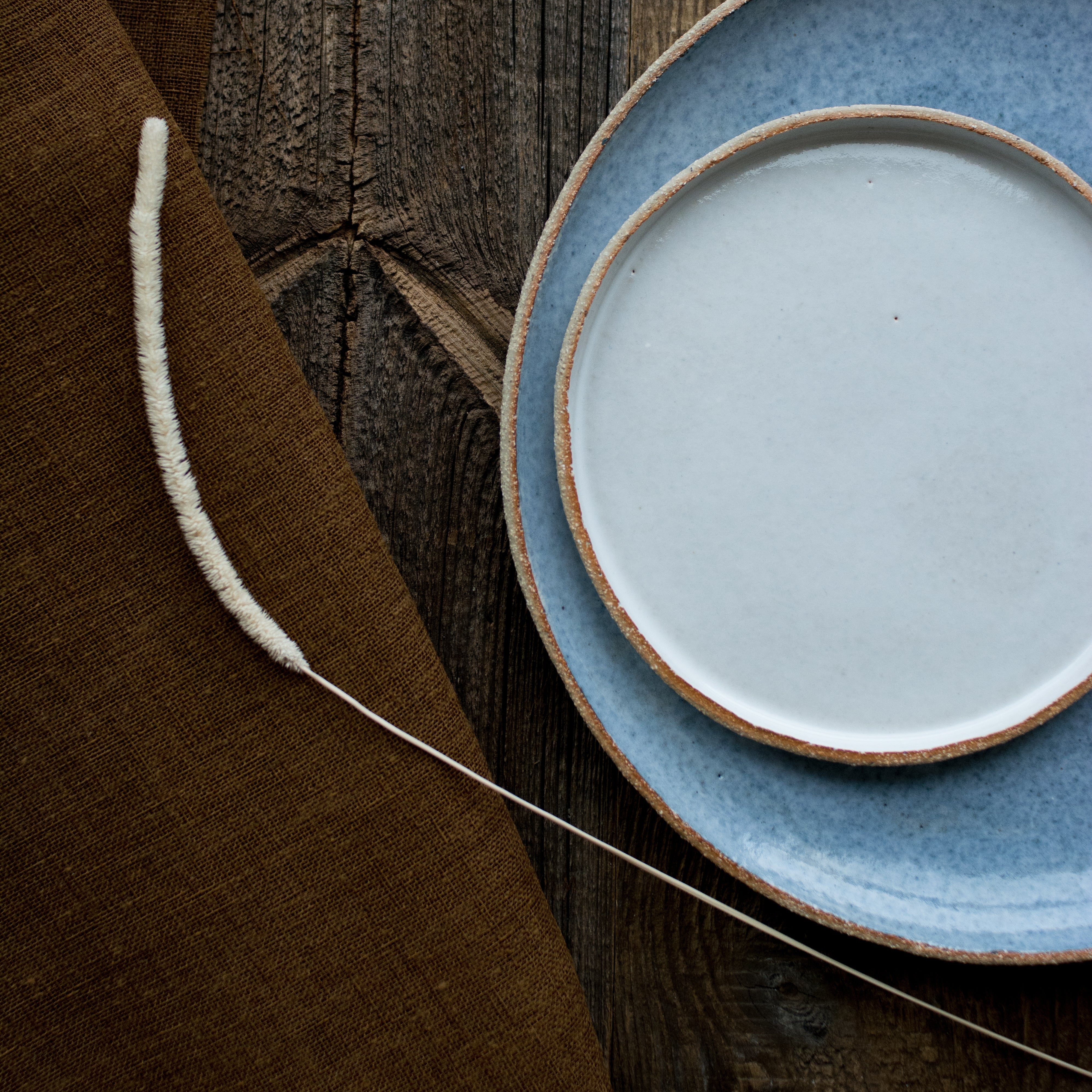 Assiette à dîner en grès chamotté bleu nuage par Marie de l'Atelier M. en vente chez Brutal Ceramics
