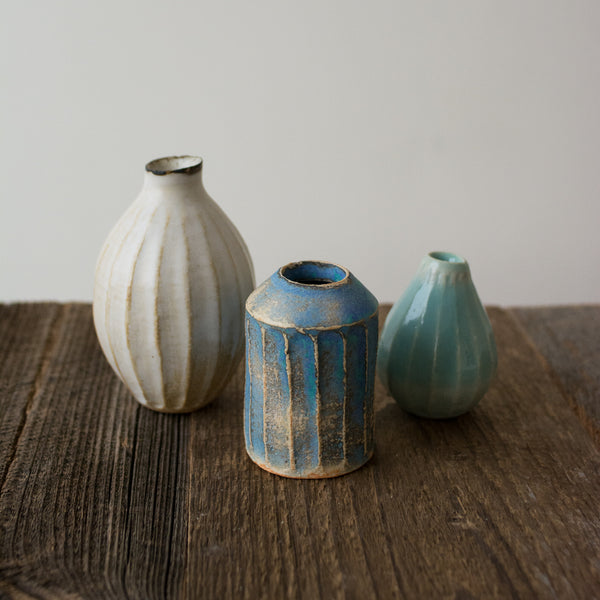 Petit vase bleu fait à la main au Japon, par Aya Ogawa avec la technique du Shinogi