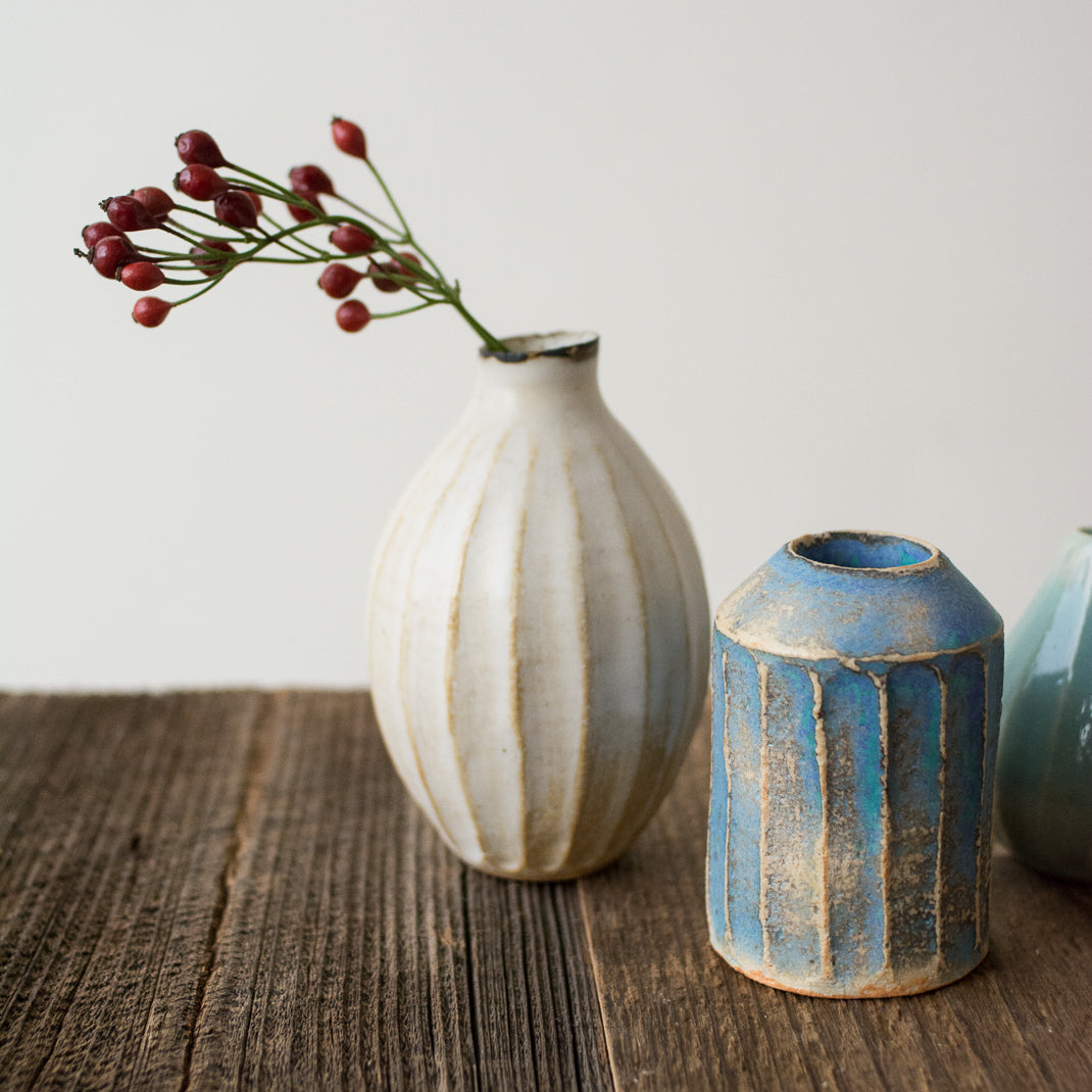 Petit vase blanc fait à la main au Japon, par Aya Ogawa avec la technique du Shinogi