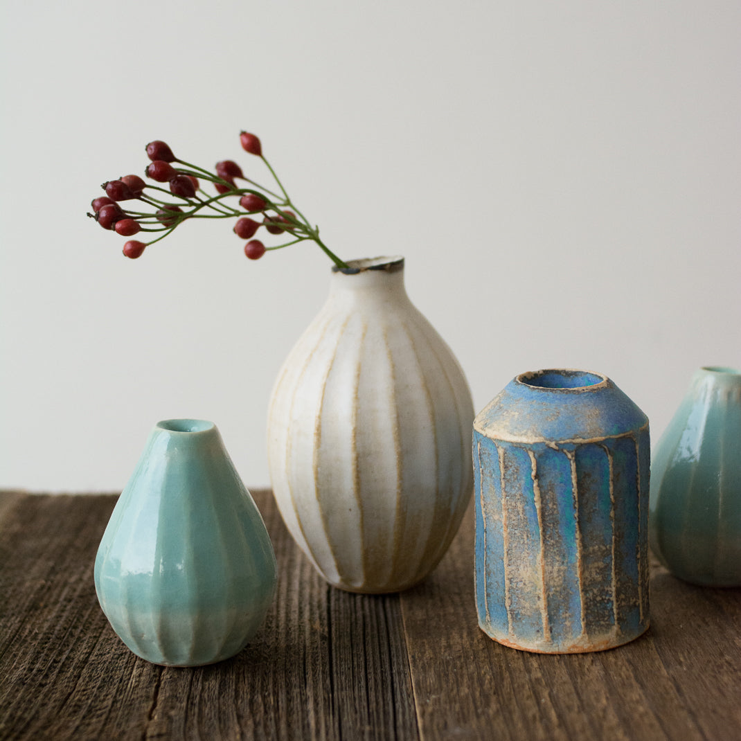 Petit vase vert fait à la main au Japon, par Aya Ogawa avec la technique du Shinogi