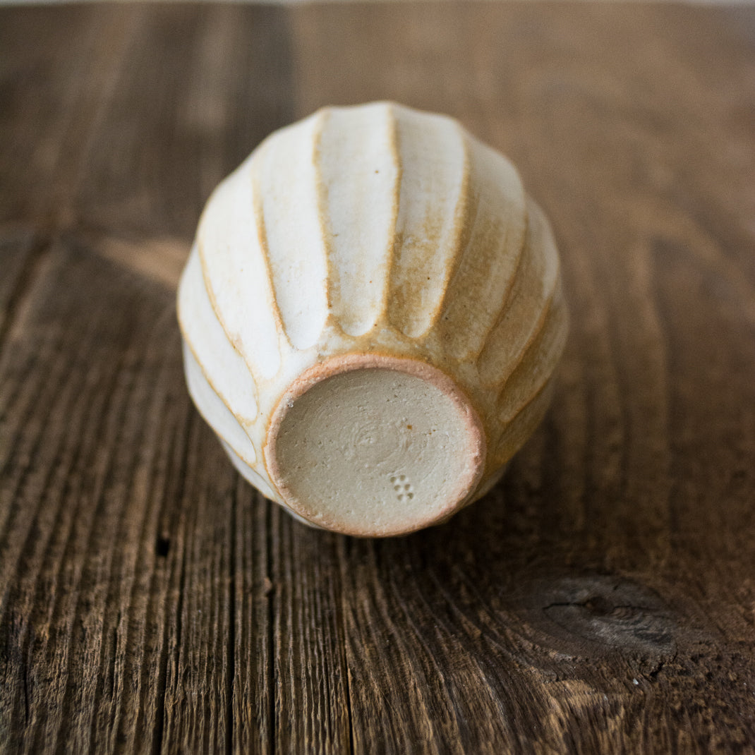 Petit vase blanc fait à la main au Japon, par Aya Ogawa avec la technique du Shinogi
