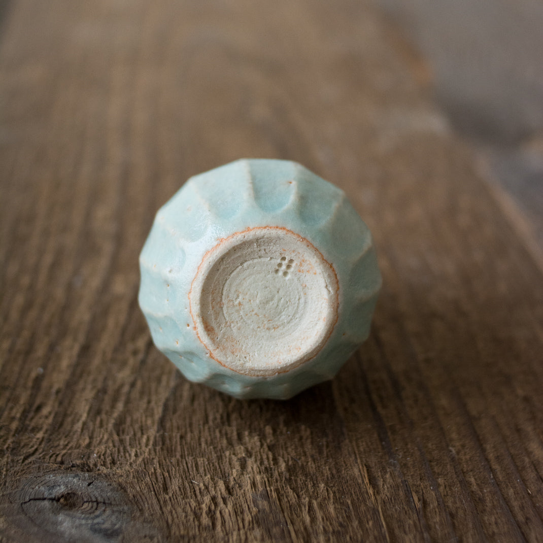 Petit vase vert fait à la main au Japon, par Aya Ogawa avec la technique du Shinogi