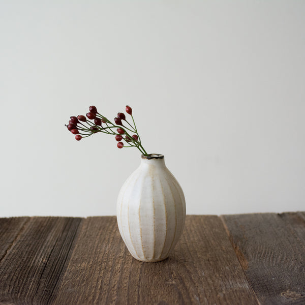 Petit vase blanc fait à la main au Japon, par Aya Ogawa avec la technique du Shinogi