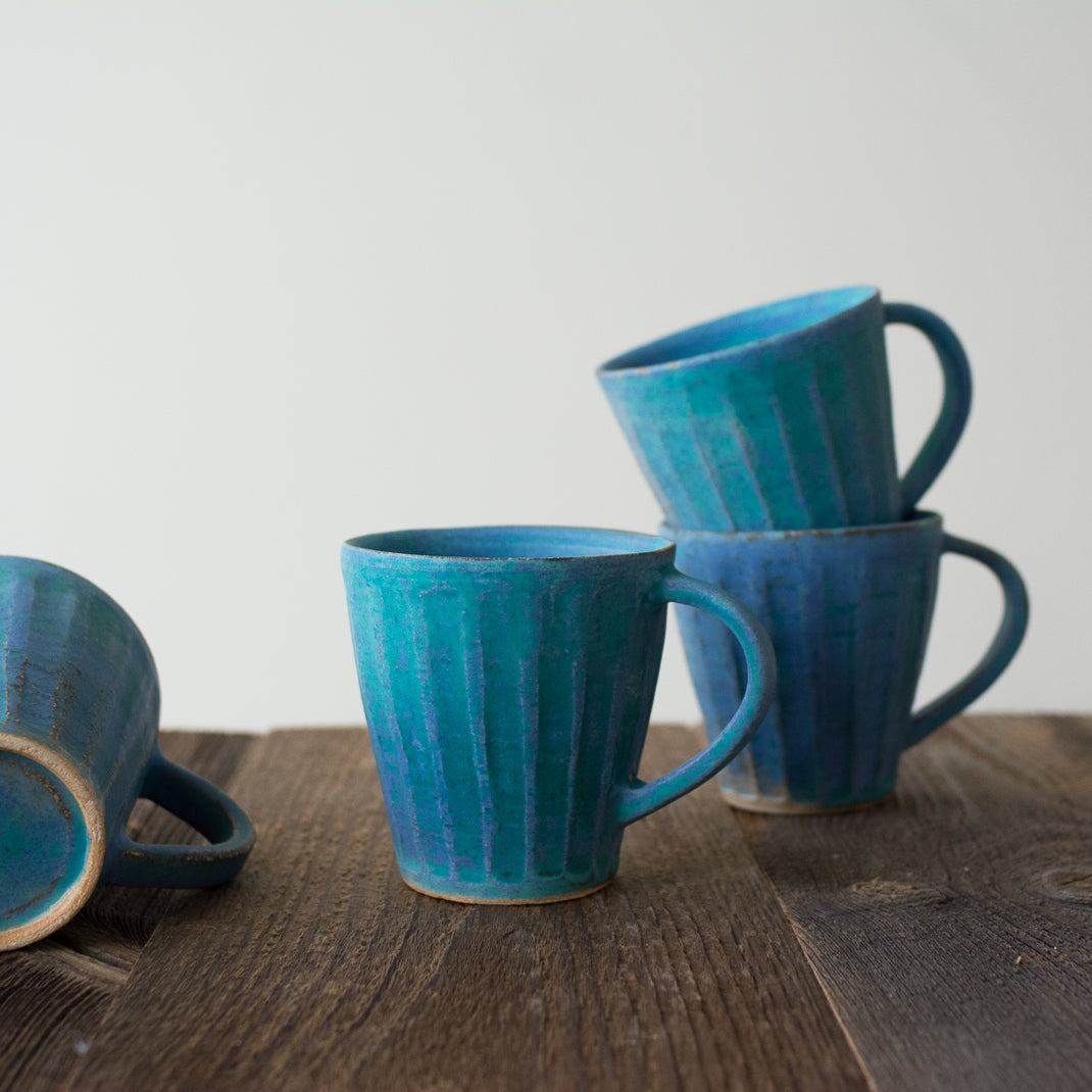 Mug blue antique faconné à la main par la céramiste japonaise Aya Ogawa à Tokyo