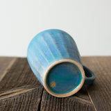 Mug blue antique faconné à la main par la céramiste japonaise Aya Ogawa à Tokyo