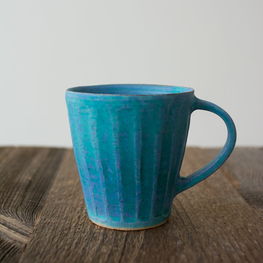Mug blue antique faconné à la main par la céramiste japonaise Aya Ogawa à Tokyo