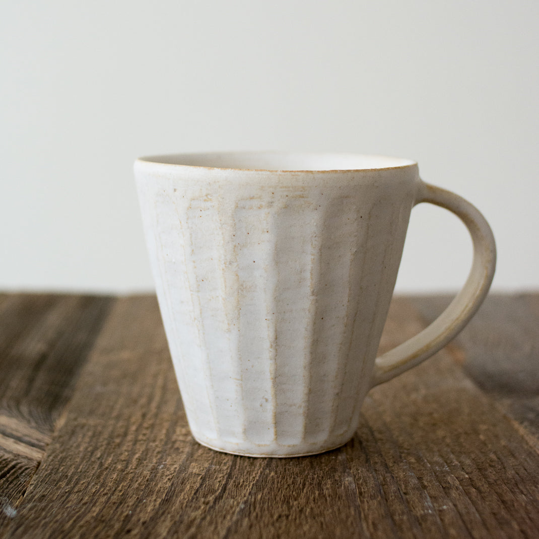 Mug white antique faconné à la main par la céramiste japonaise Aya Ogawa à Tokyo