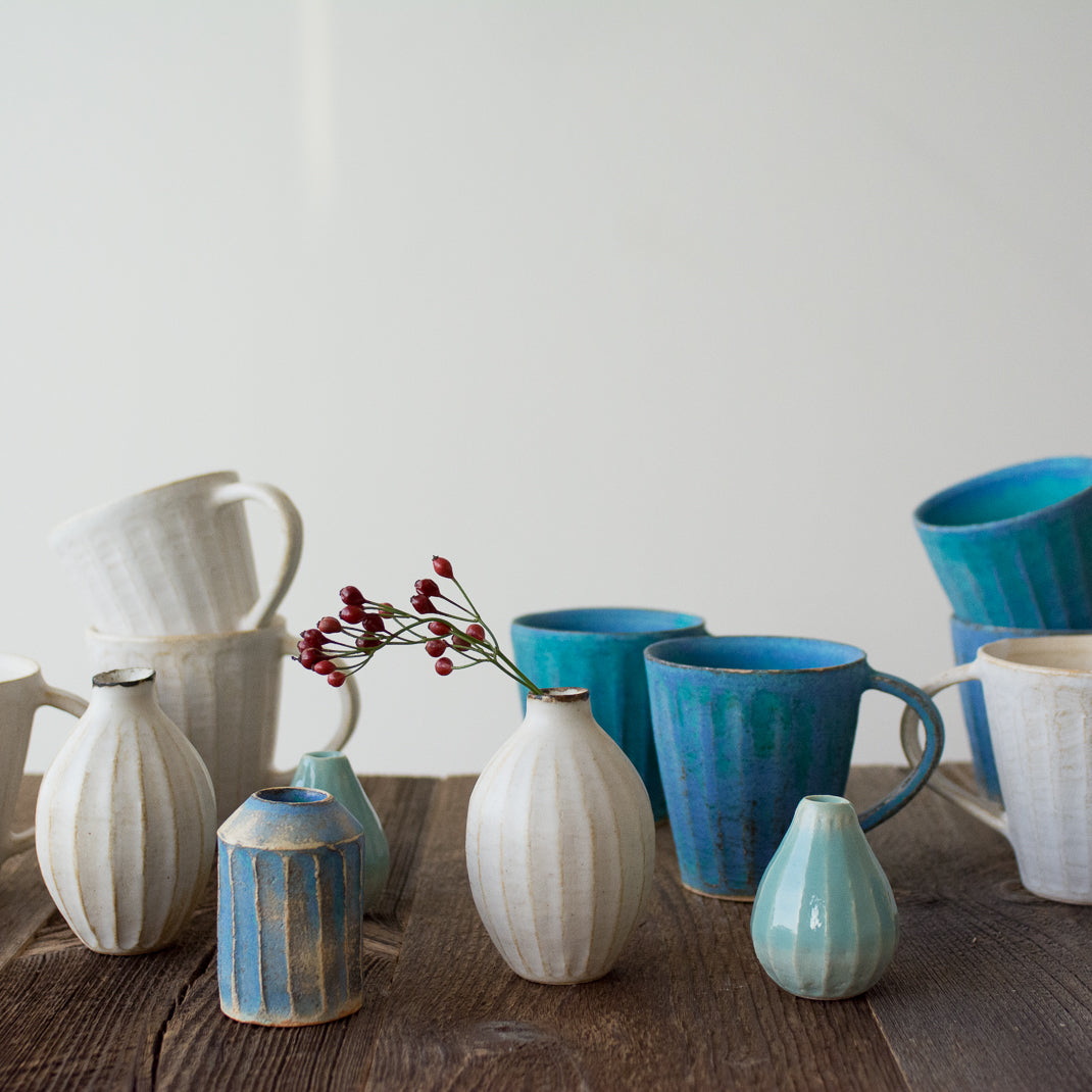 Mug blue antique faconné à la main par la céramiste japonaise Aya Ogawa à Tokyo