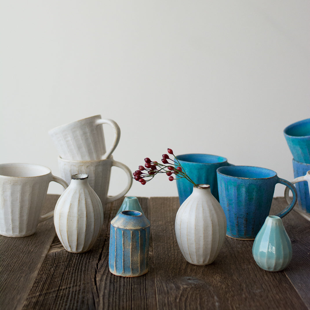 Petit vase blanc fait à la main au Japon, par Aya Ogawa avec la technique du Shinogi