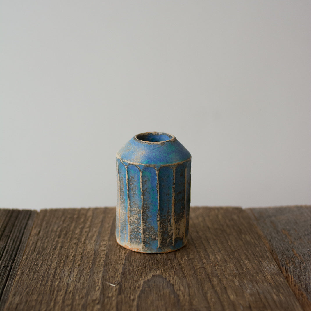 Petit vase bleu fait à la main au Japon, par Aya Ogawa avec la technique du Shinogi