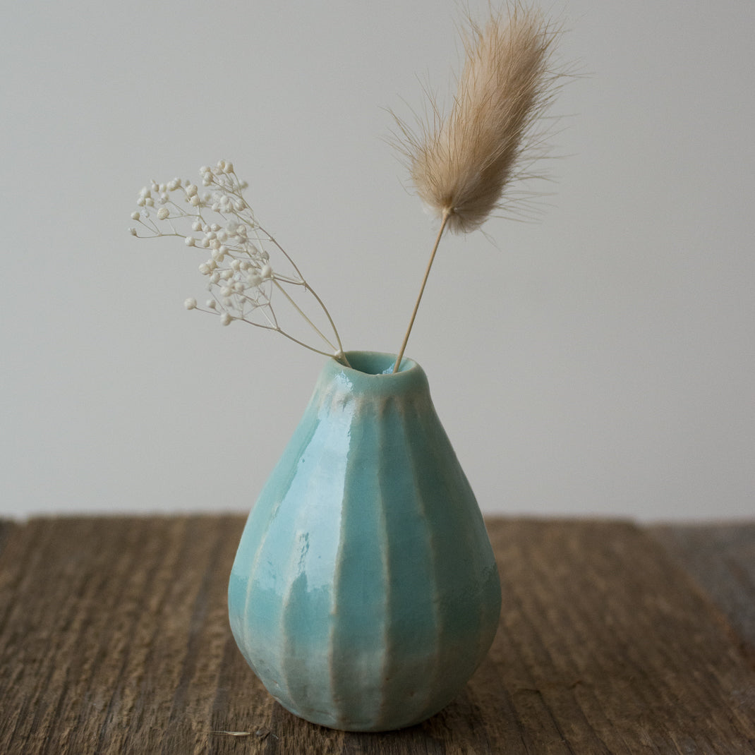Petit vase vert fait à la main au Japon, par Aya Ogawa avec la technique du Shinogi