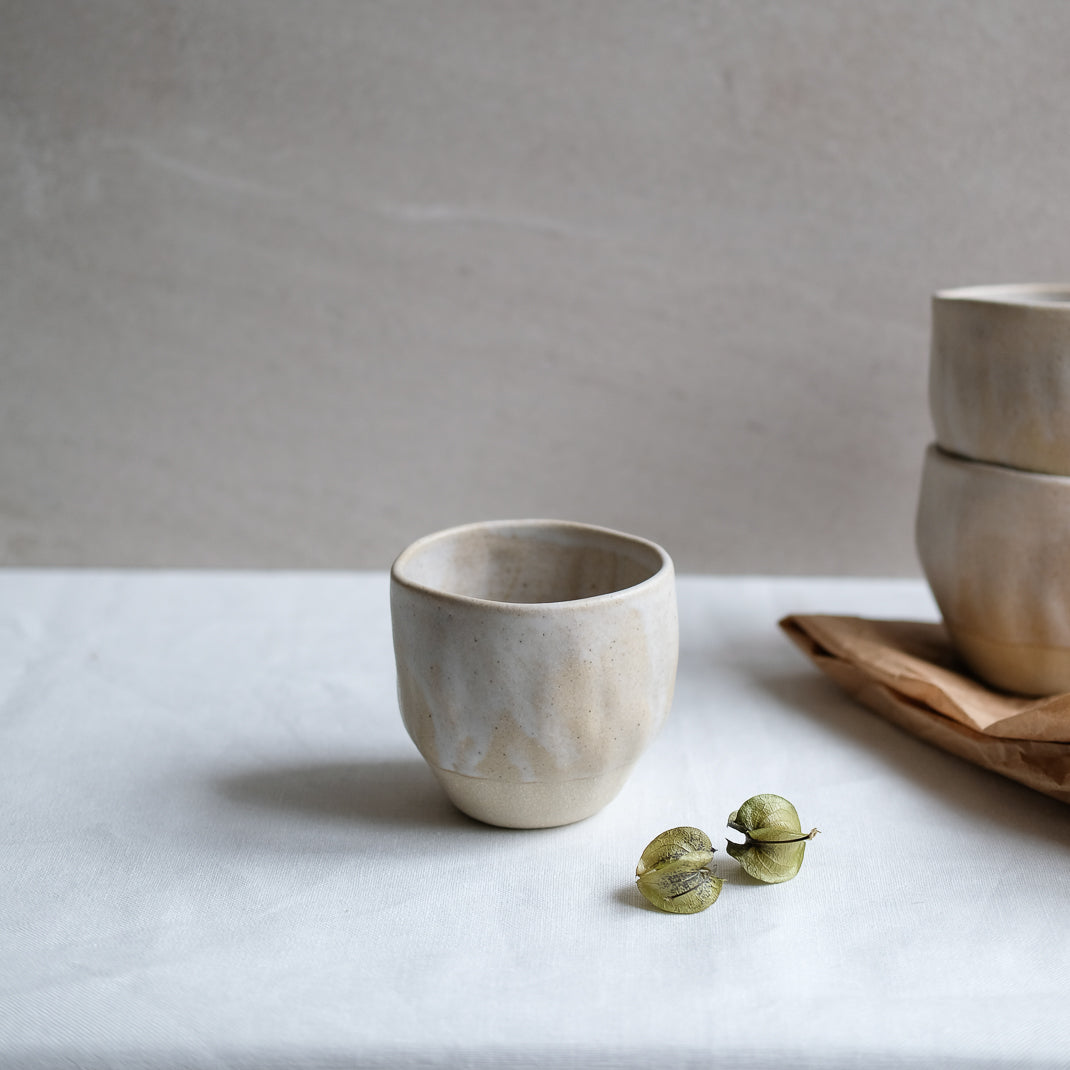 Tasse en grès blanc faite à la main dans l'atelier lillois d'Albane Trollé, céramiste