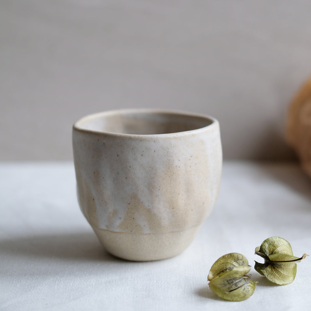 Tasse en grès blanc faite à la main dans l'atelier lillois d'Albane Trollé, céramiste
