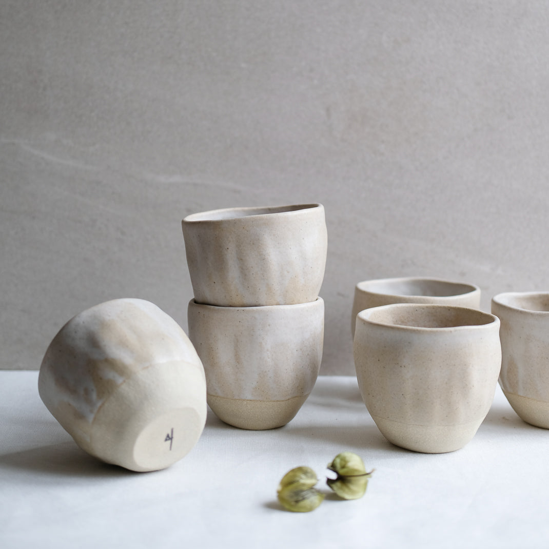 Tasse en grès blanc faite à la main dans l'atelier lillois d'Albane Trollé, céramiste