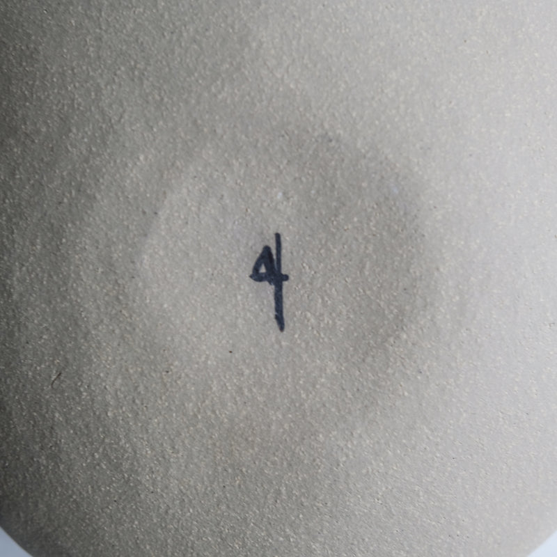 Tasse en grès blanc faite à la main dans l'atelier lillois d'Albane Trollé, céramiste