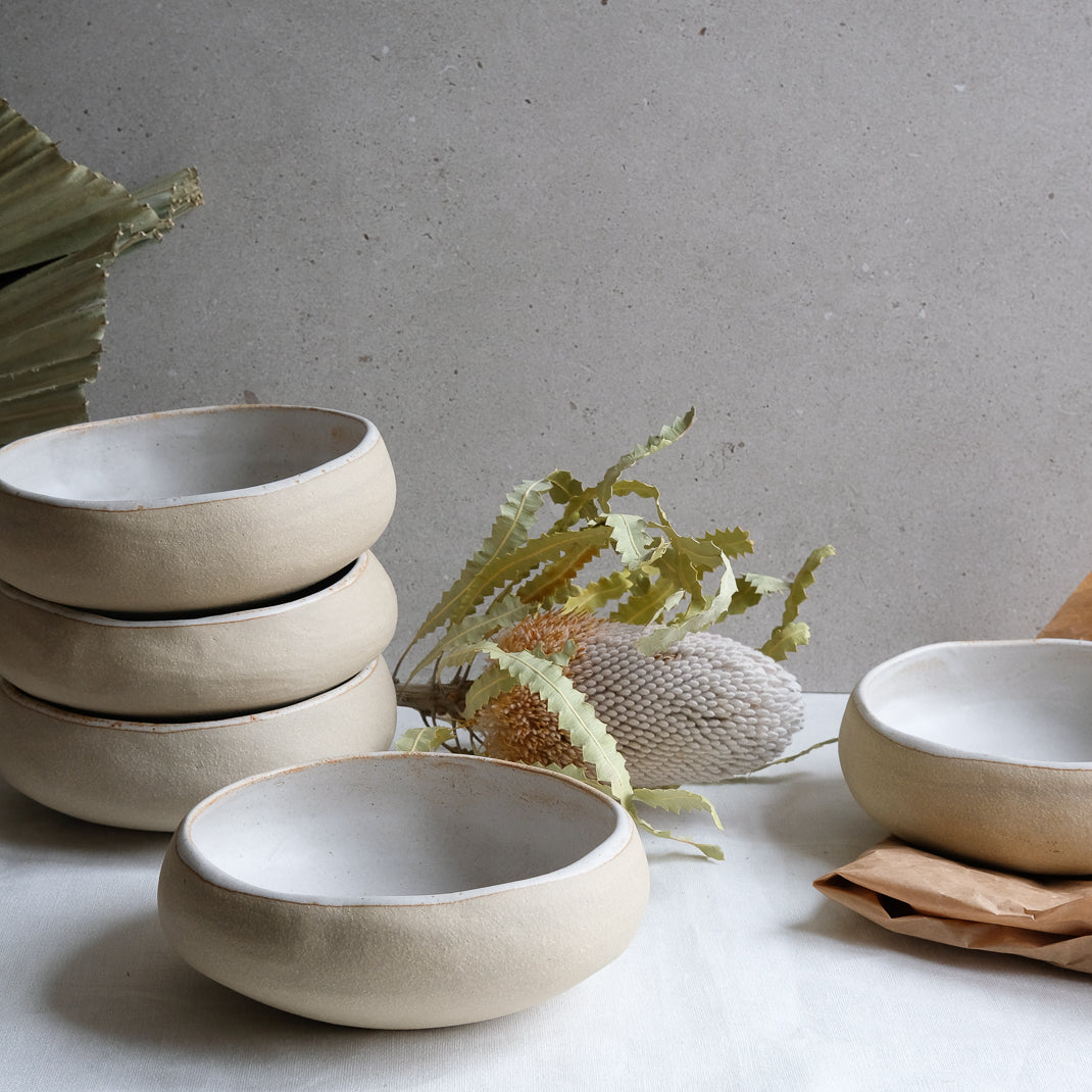Assiette creuse en grès modelée par Albane Trollé dans son atelier près de Lille.