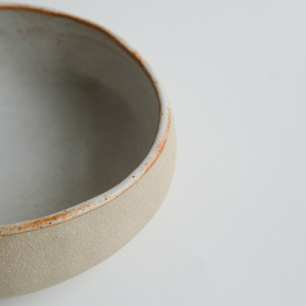Assiette creuse en grès modelée par Albane Trollé dans son atelier près de Lille.