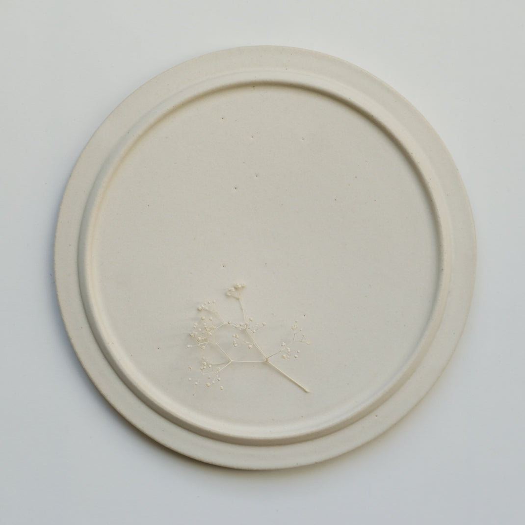 Assiette réalisée à la main dans le studio du potier Atsushi Funakushi au Japon