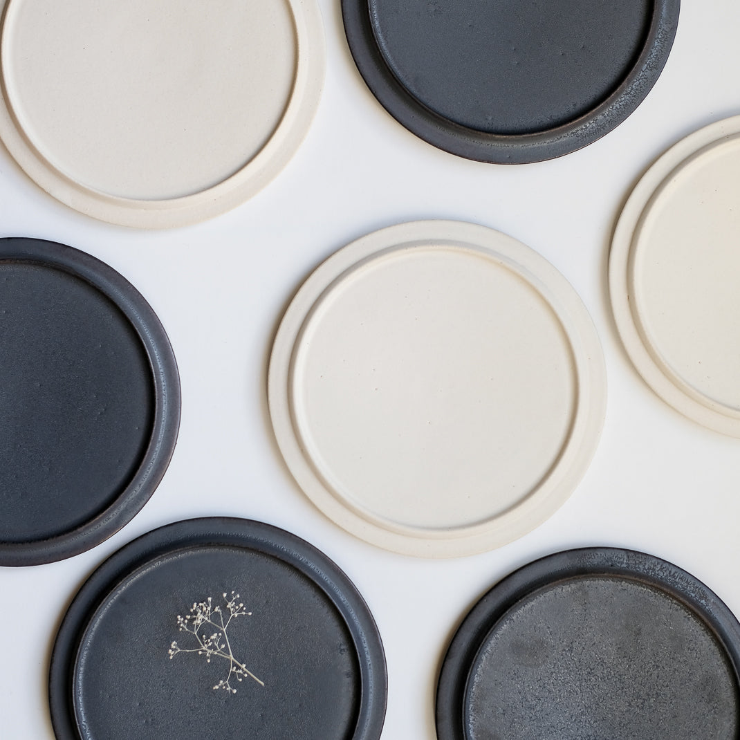 les assiettes noires du potier japonais Atsushi Funakushi