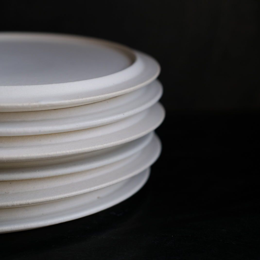 Assiette réalisée à la main dans le studio du potier Atsushi Funakushi au Japon