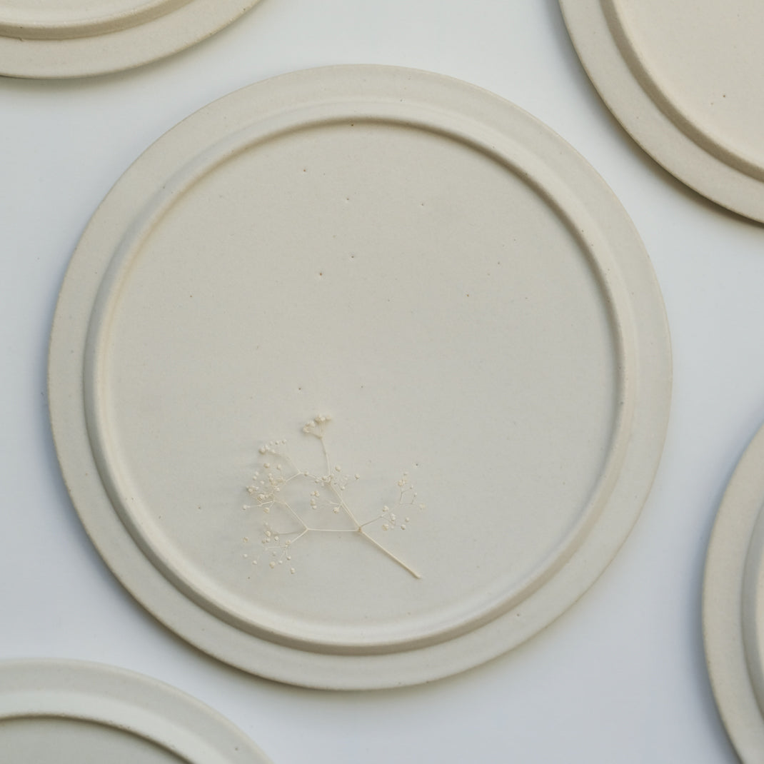 Assiette réalisée à la main dans le studio du potier Atsushi Funakushi au Japon