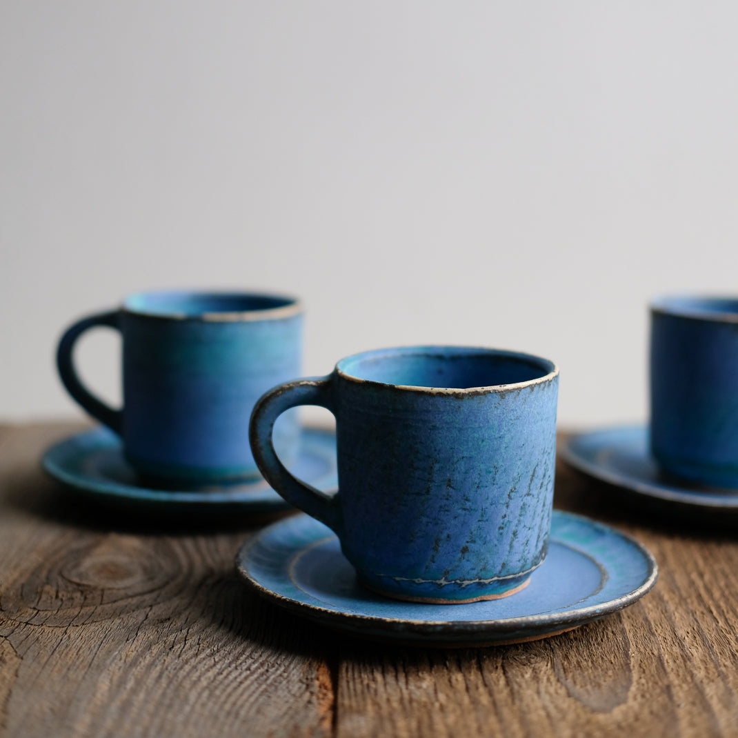 Tasse et soucoupe Antique Blue faconnées par la céramiste japonaise Aya Ogawa