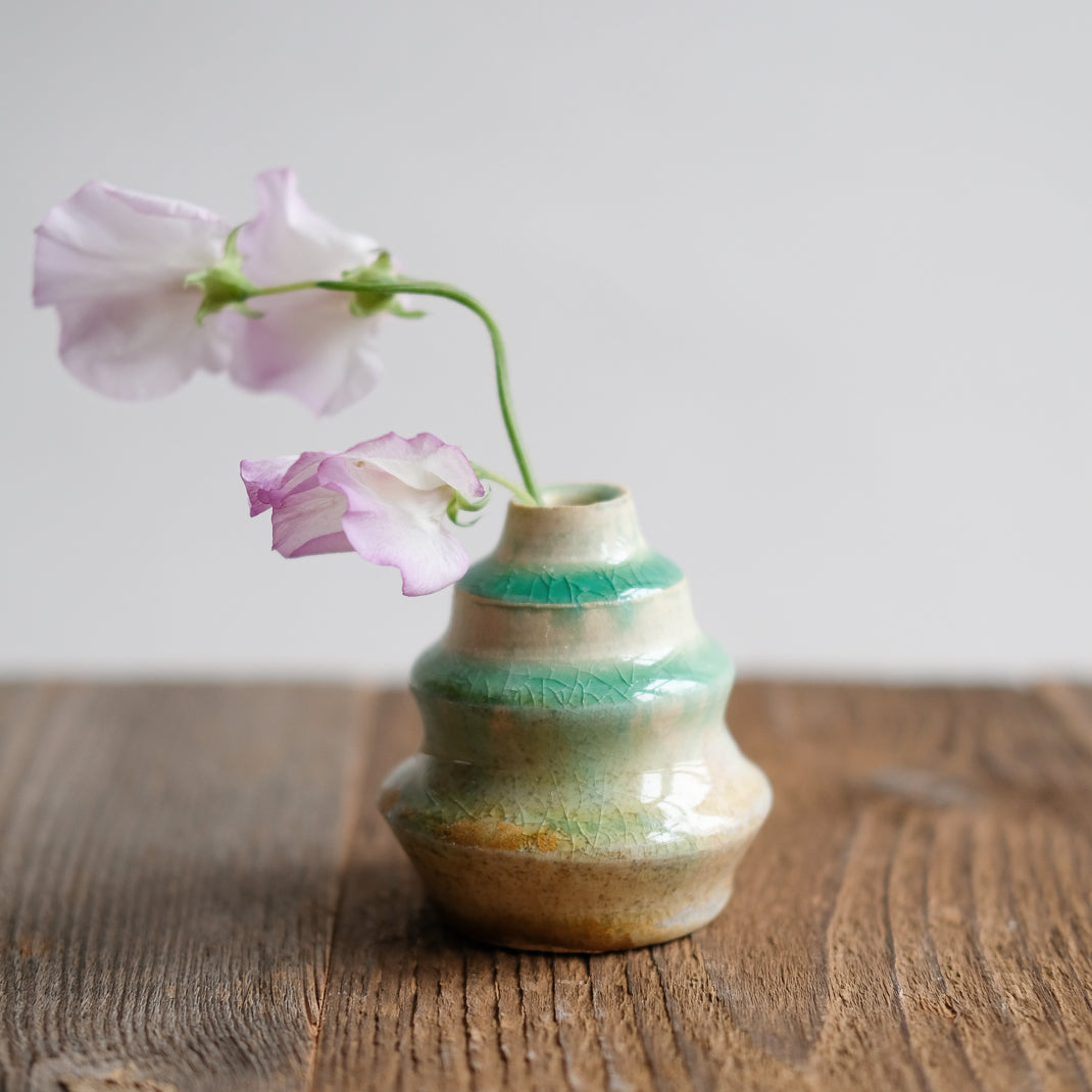 Petit vase vert fait à la main au Japon, par Aya Ogawa avec la technique du Shinogi