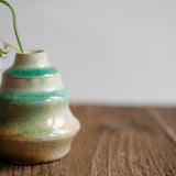 Petit vase vert fait à la main au Japon, par Aya Ogawa avec la technique du Shinogi