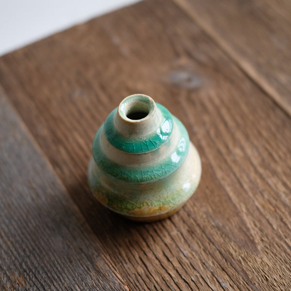 Petit vase vert fait à la main au Japon, par Aya Ogawa avec la technique du Shinogi