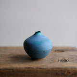 Petit vase bleu fait à la main au Japon, par Aya Ogawa 