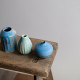 Petit vase bleu fait à la main au Japon, par Aya Ogawa 
