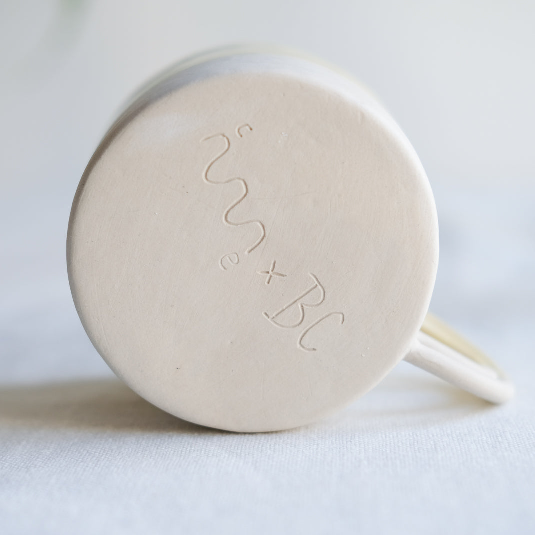 La tasse Loop de Camille Esnée, céramiste designer, en collaboration avec Brutal Ceramics
