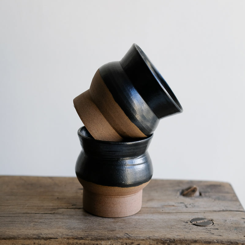 Le pot/vase Wavy de Camille Esnée, céramiste designer, chez Brutal Ceramics