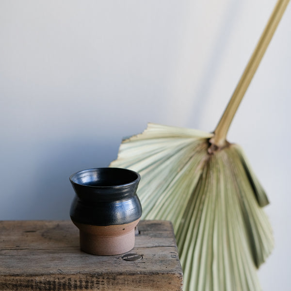Le pot/vase Wavy de Camille Esnée, céramiste designer, chez Brutal Ceramics