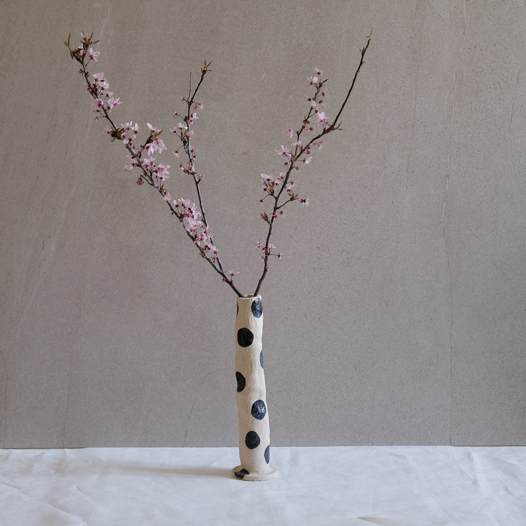 Vase à pois réalisé à la main par la céramiste Claire Pain, série de pièces uniques numérotées