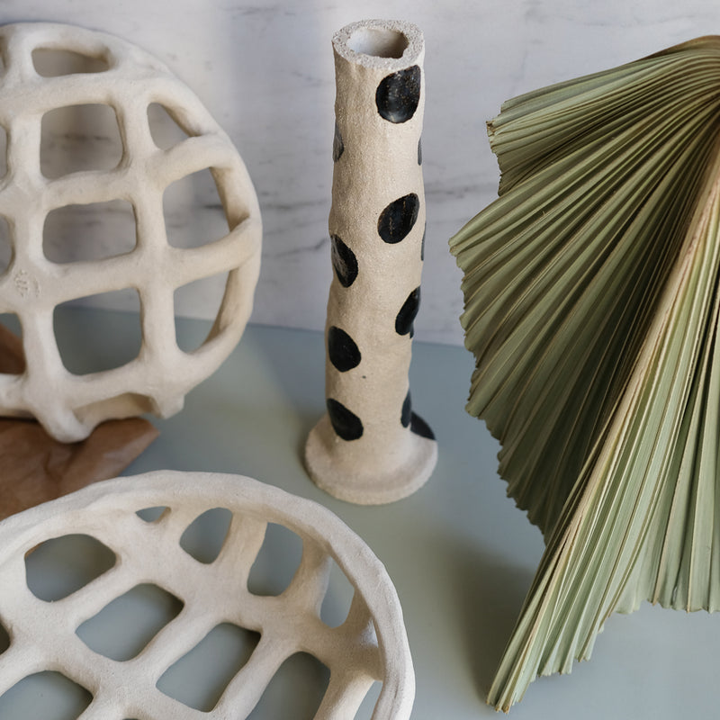 Vase à pois réalisé à la main par la céramiste Claire Pain, série de pièces uniques numérotées