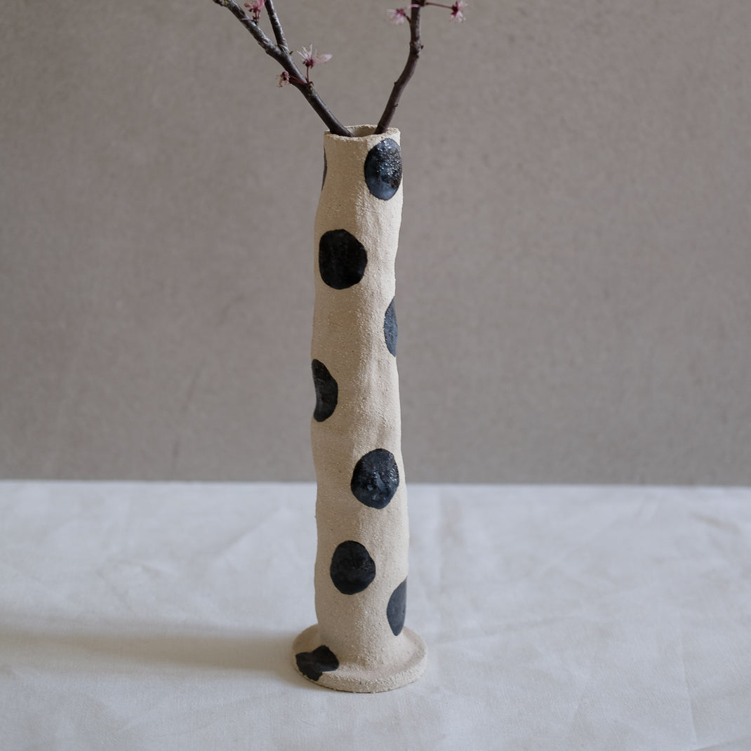 Vase à pois réalisé à la main par la céramiste Claire Pain, série de pièces uniques numérotées
