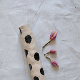Vase à pois réalisé à la main par la céramiste Claire Pain, série de pièces uniques numérotées