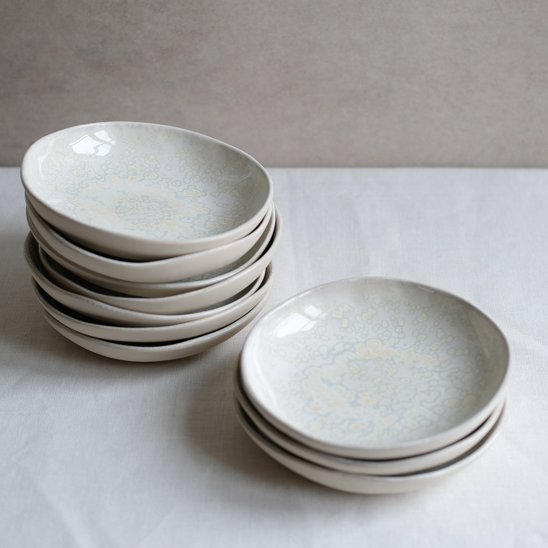 Assiette creuse nacrée réalisée par Haeghen dans son atelier parisien